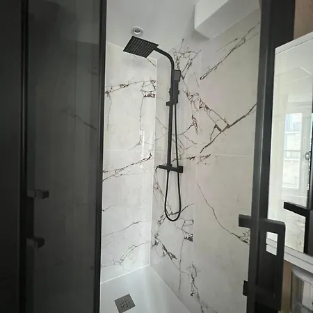 Batignolles, Montmartre 12m2 , Metro 13 Et 14 Appartamento *