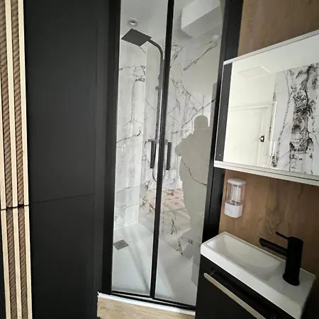 Batignolles, Montmartre 12m2 , Metro 13 Et 14 Parigi