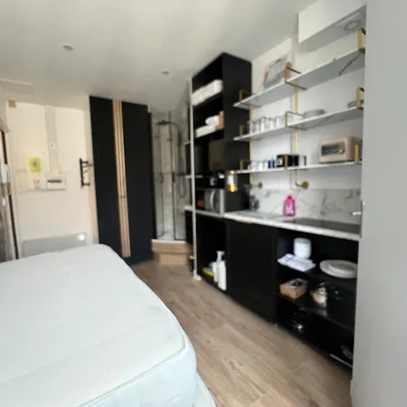 Batignolles, Montmartre 12m2 , Metro 13 Et 14 Parigi